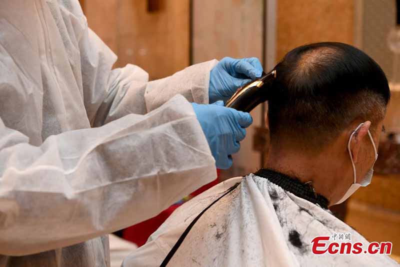 Les coiffeurs coupent les cheveux gratuitement pour le personnel médical