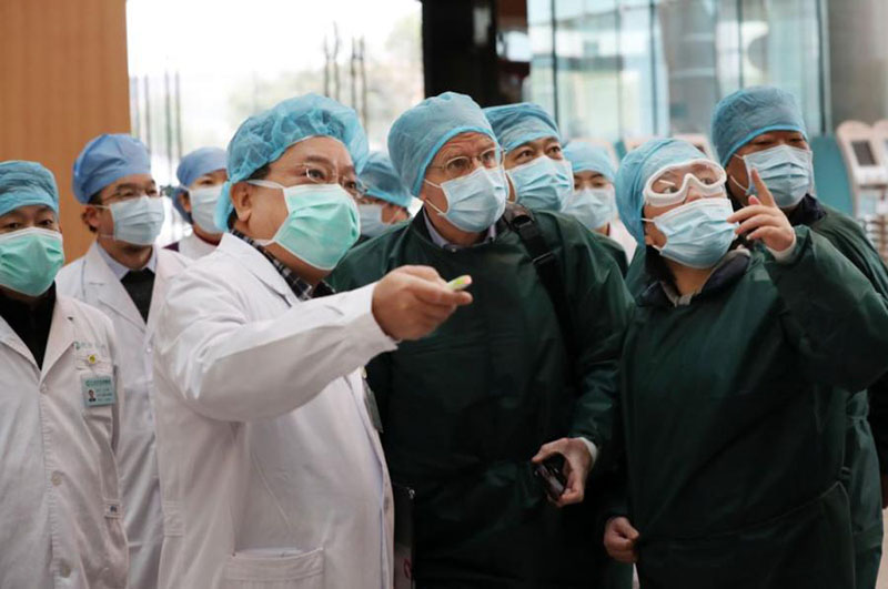 Des experts chinois et de l'OMS visitent des hôpitaux de Wuhan 