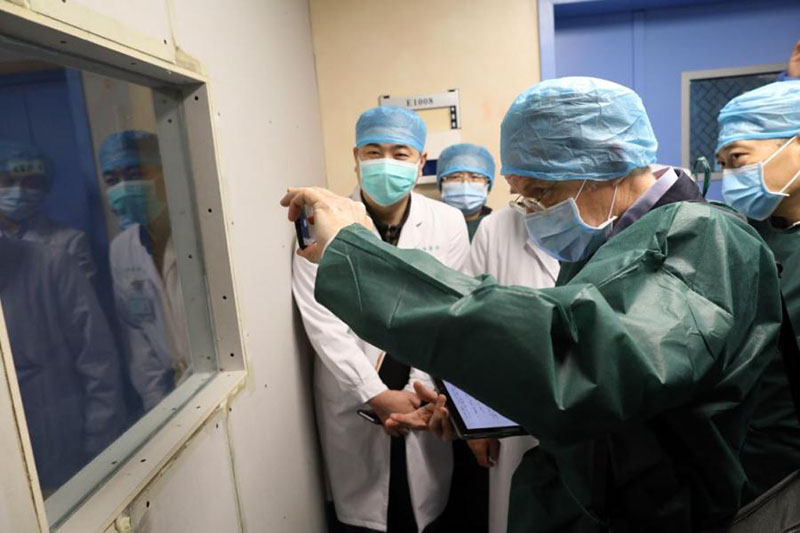 Des experts chinois et de l'OMS visitent des hôpitaux de Wuhan 