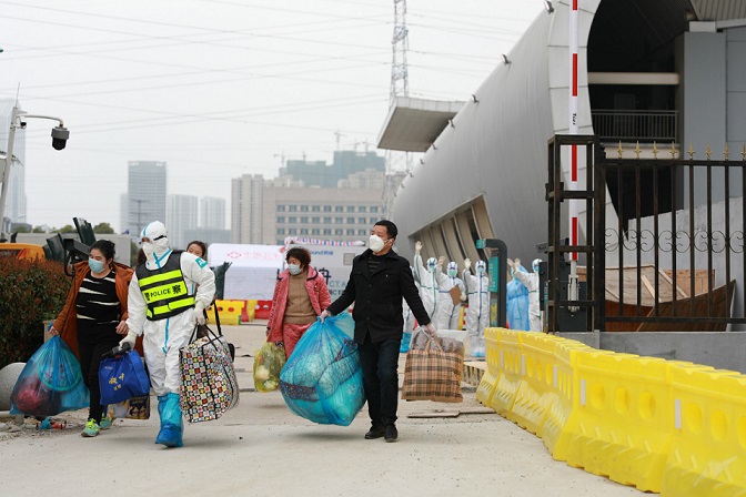 Les hôpitaux désignés et provisoires de Wuhan signalent un nombre croissant de lits libérés