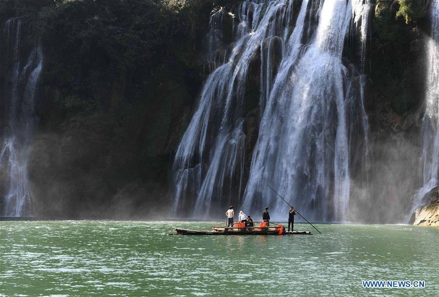 Chine: paysage de la cascade Jiulong au Yunnan