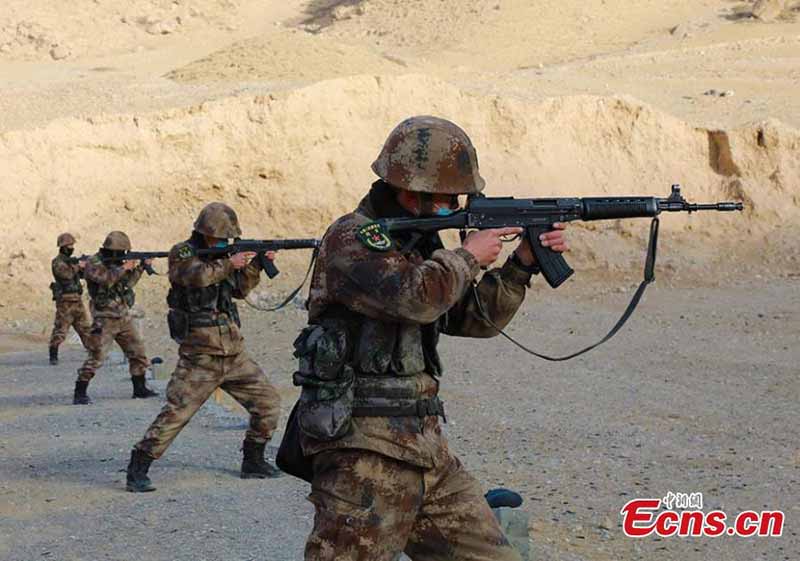 Des soldats passent un examen de tir au Xinjiang