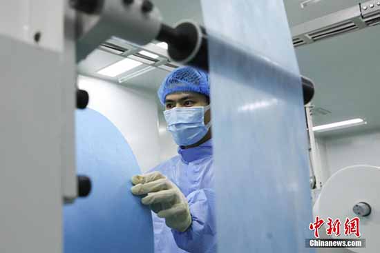 Les fournitures fabriquées en Chine renforcent la bataille mondiale contre le COVID-19