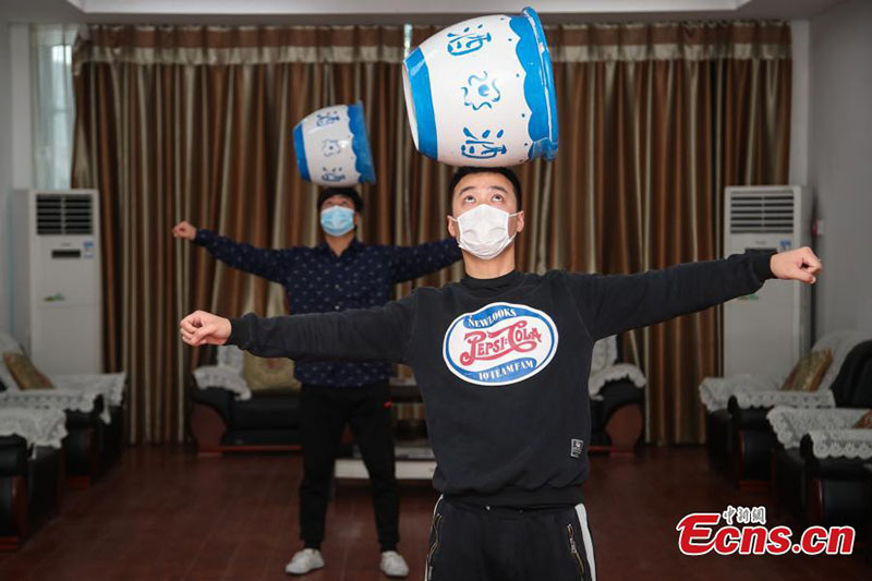 Des acrobates s'entraînent en portant des masques dans le sud-ouest de la Chine
