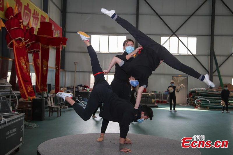 Des acrobates s'entraînent en portant des masques dans le sud-ouest de la Chine
