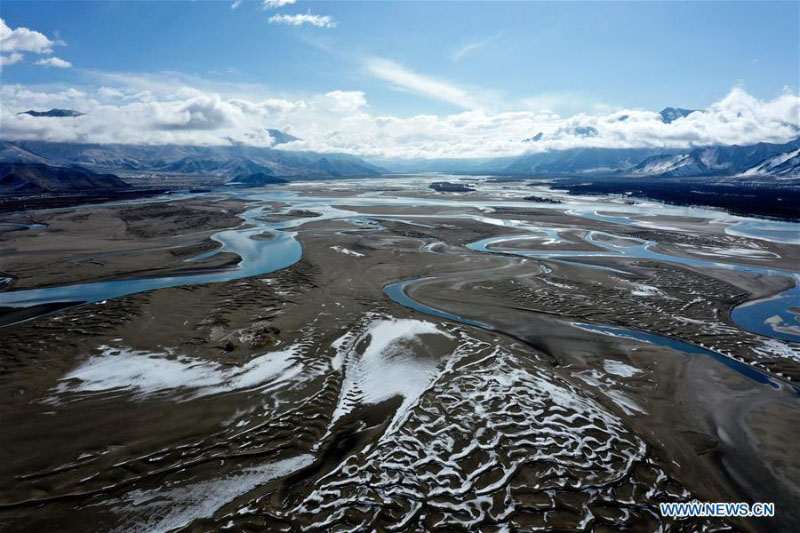 Tibet : paysages le long de la rivière Yarlung Zangbo après une chute de neige
