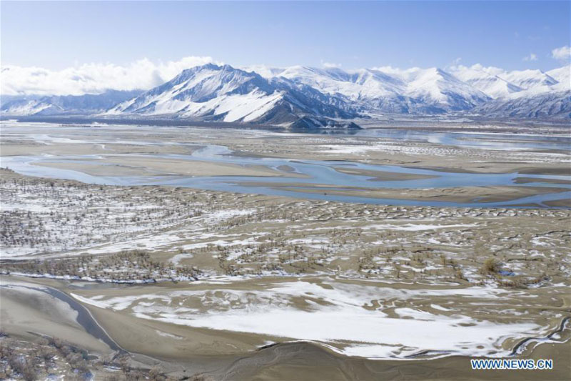 Tibet : paysages le long de la rivière Yarlung Zangbo après une chute de neige