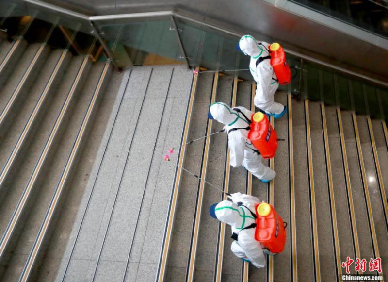 Les pompiers procèdent à une désinfection complète dans les gares du Hubei