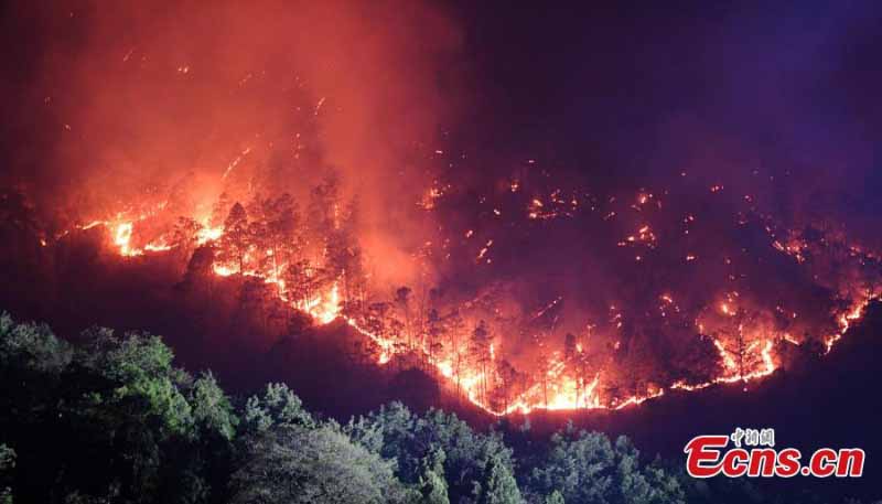 La bataille contre les incendies de forêt continue à Xichang