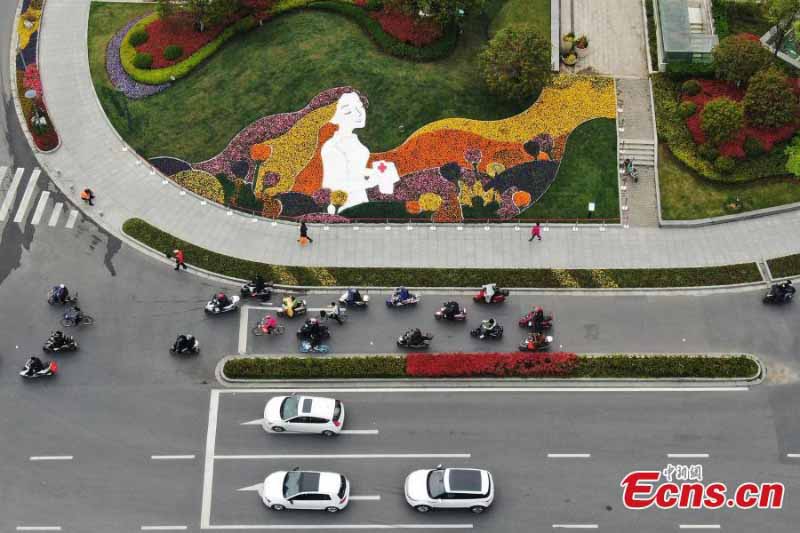 Un parterre de fleurs aménagé à Nanjing pour rendre hommage aux travailleurs médicaux