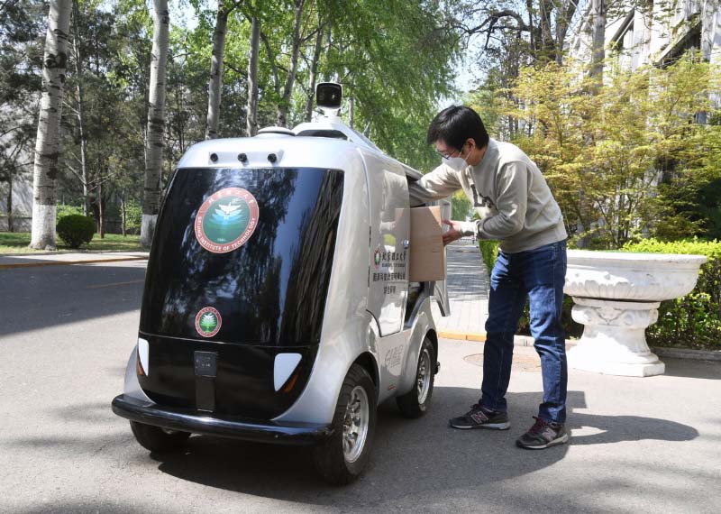 Une voiture de livraison autonome 5G mise en service à l'Institut de technologie de Beijing