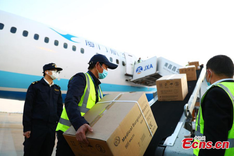 Des avions charters pour la lutte internationale contre l'épidémie décollent de Nanchang