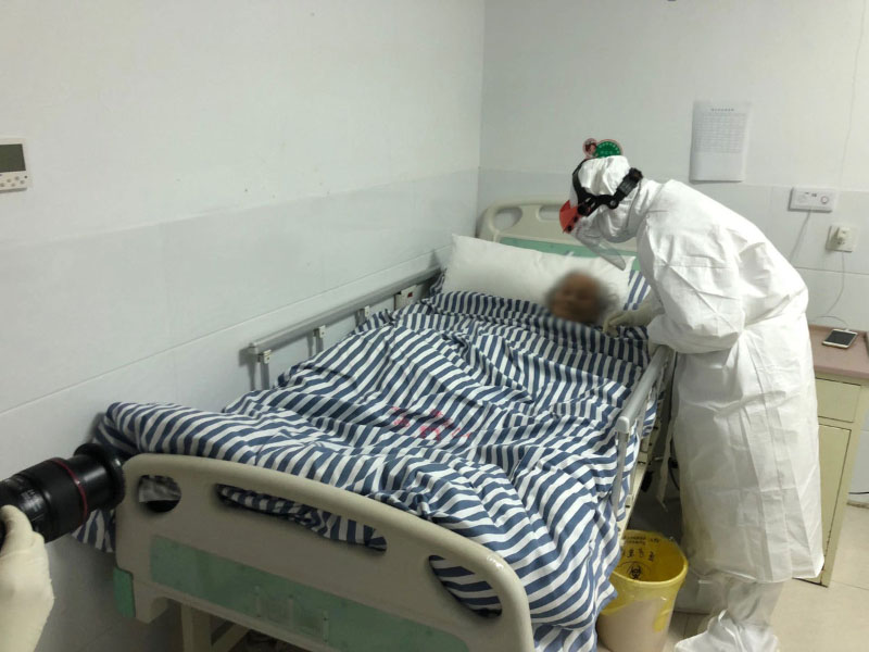 Une survivante du virus de 102 ans charme les infirmières du centre de réadaptation
