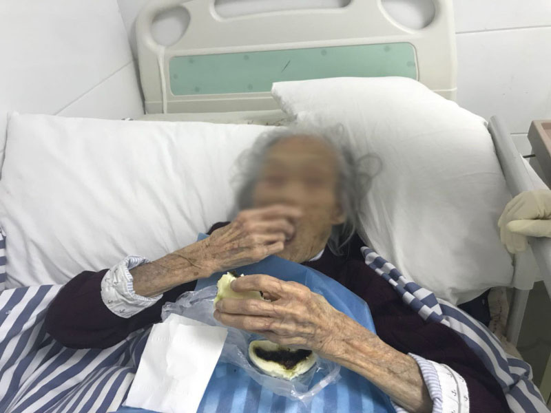 Une survivante du virus de 102 ans charme les infirmières du centre de réadaptation