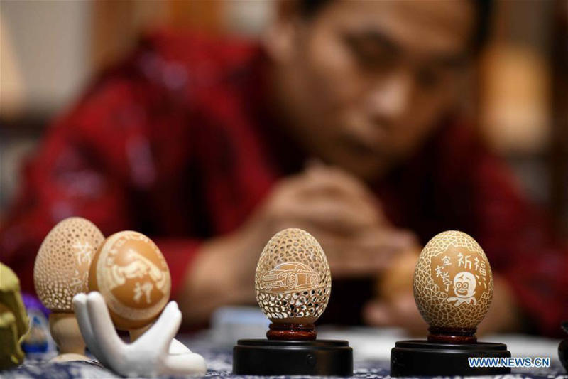 Un artisan réalise des sculptures sur œuf dans une base du patrimoine culturel immatériel