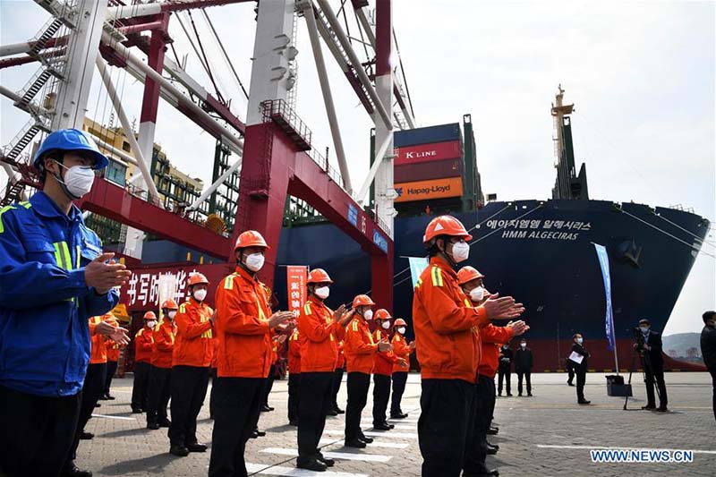 Le plus grand porte-conteneurs entame son premier voyage dans l'est de la Chine