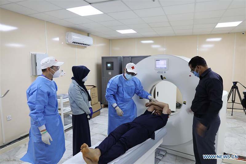 Des experts médicaux chinois installent un tomodensitomètre pour aider à lutter contre le COVID-19 en Irak