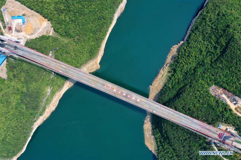 Le pont sur la rivière Feilonghu Wujiang en construction dans le Guizhou