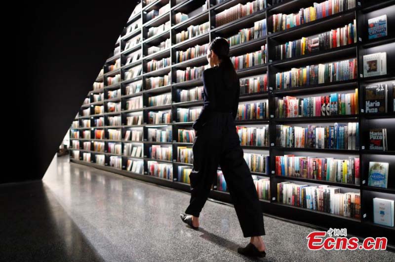 Un défilé de mode organisé dans une librairie ouverte 24h/24 à Beijing