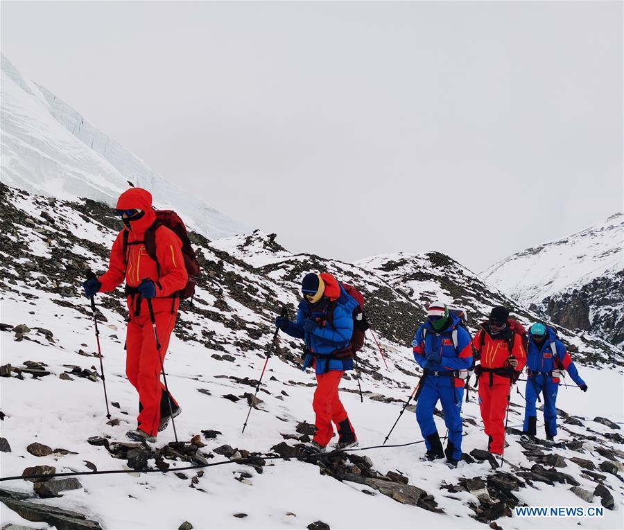 Des géomètres chinois arrivent au camp de base à une altitude de 6.500 mètres du mont Qomolangma