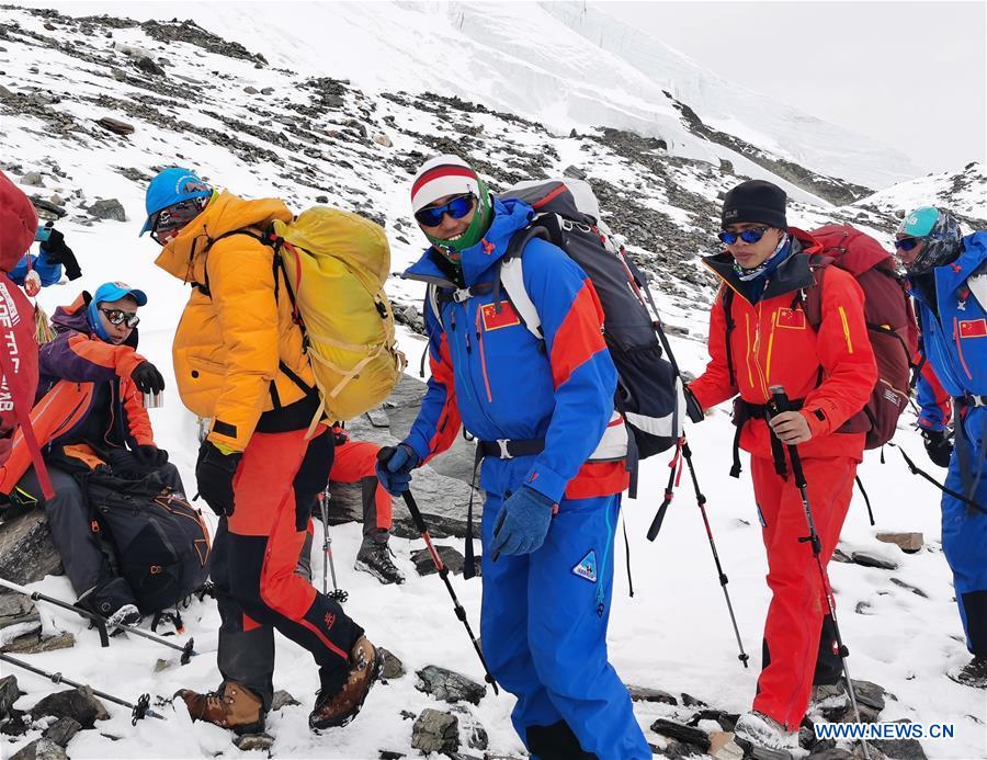 Des géomètres chinois arrivent au camp de base à une altitude de 6.500 mètres du mont Qomolangma