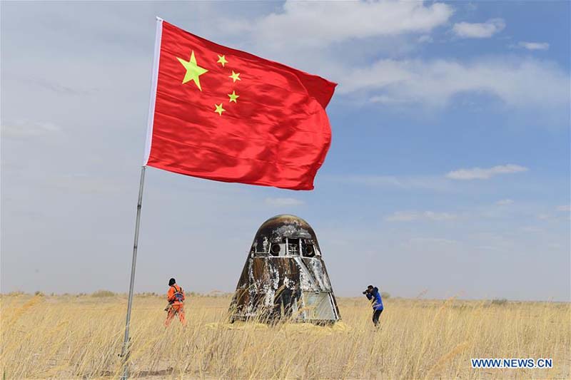 La capsule de retour du vaisseau spatial habité expérimental de la Chine revient avec succès