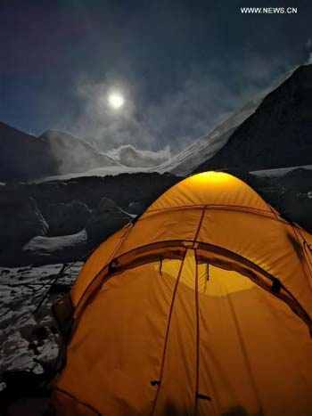 Photos de la pleine lune au camp avancé du mont l'Everest au Tibet