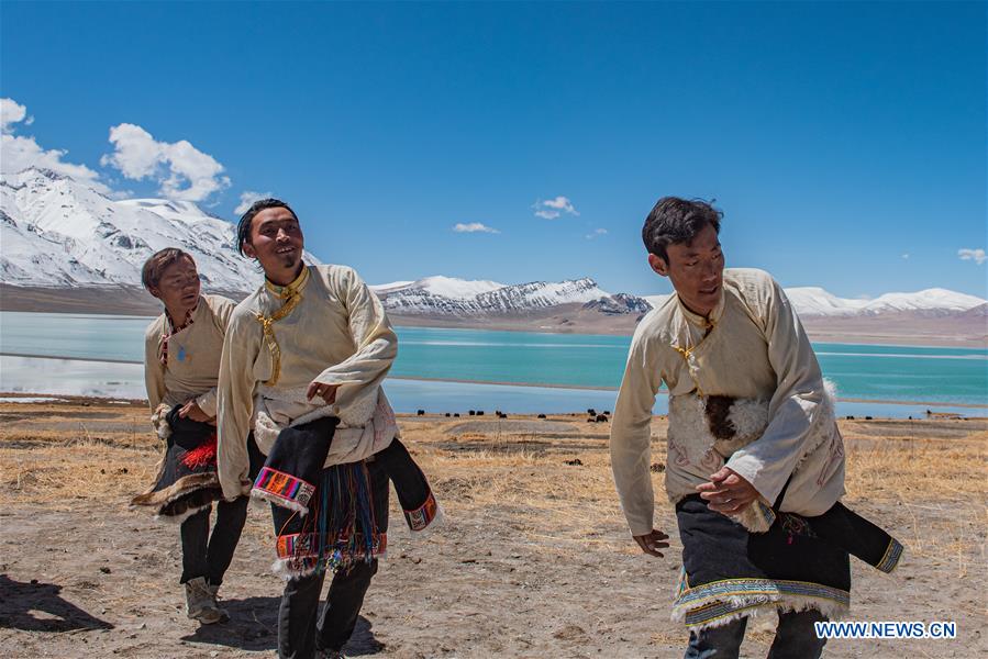 Chine : cérémonie du début du labour de printemps au Tibet
