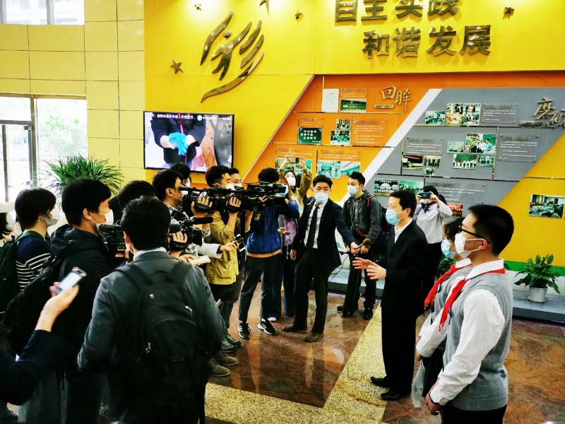 Des journalistes étrangers visitent les écoles de Shanghai