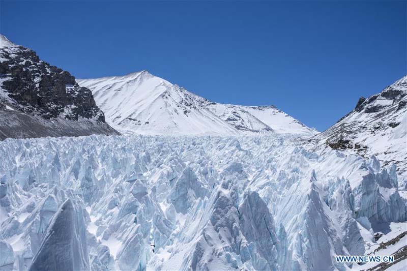 Les pinacles de glace de la face nord du mont Qomolangma