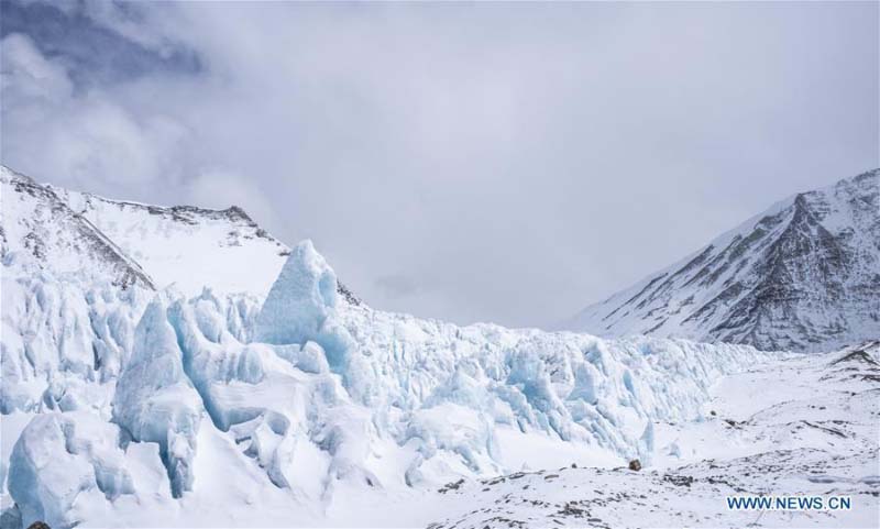 Les pinacles de glace de la face nord du mont Qomolangma