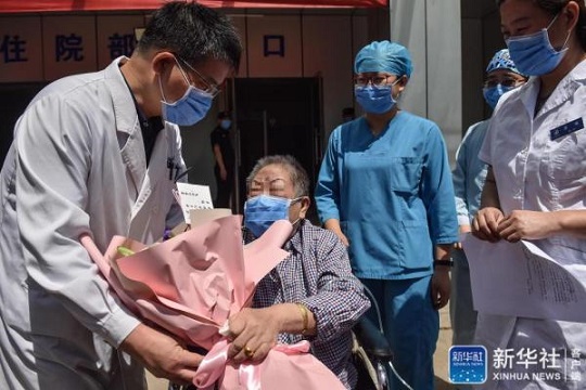 Une patiente de 79 ans placée sous ECMO se remet du COVID-19