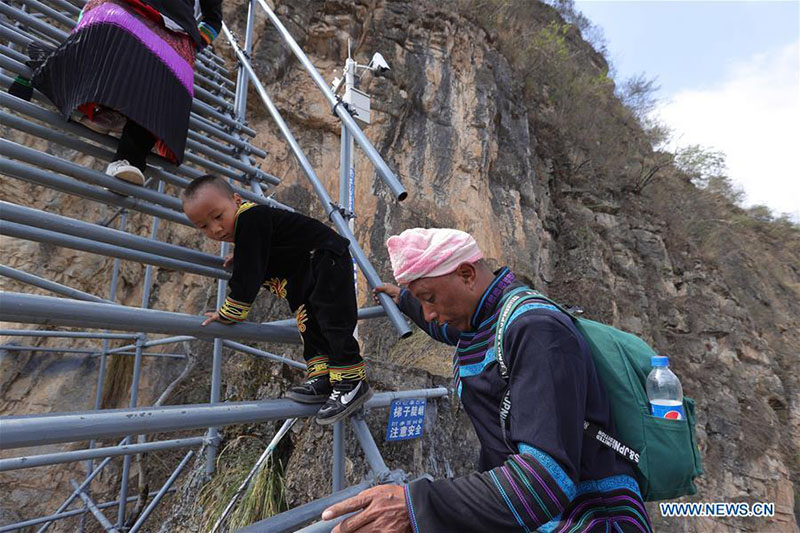 Des villageois déplacés quittent la pauvreté au sommet de la falaise