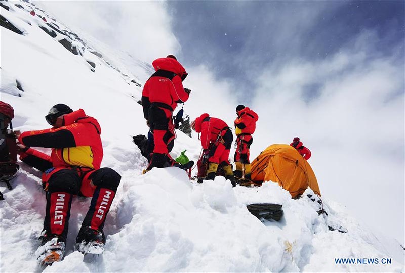 L'expédition chinoise retarde encore son ascension vers le sommet du mont Qomolangma