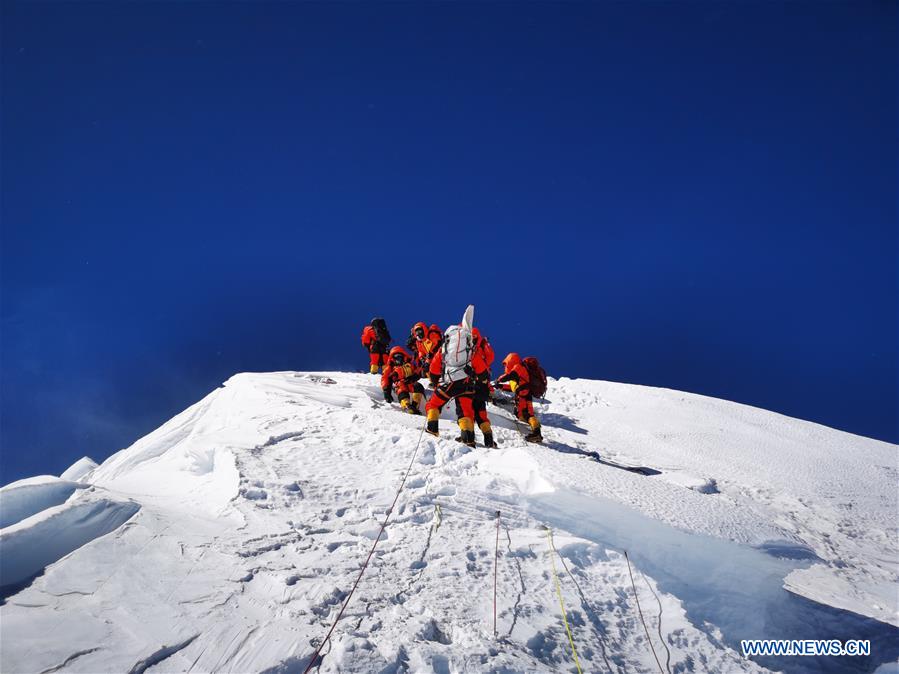Une expédition chinoise effectue la mesure du plus haut sommet du monde