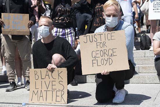 Des milliers de personnes défient l'interdiction des rassemblements de masse au Royaume-Uni pour protester contre la mort de George Floyd