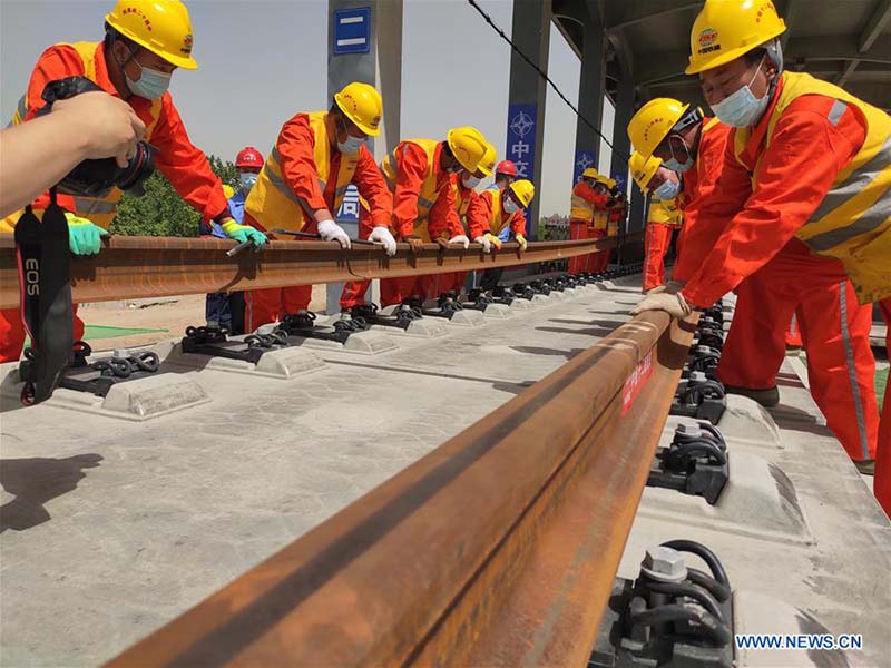 Pose de rails pour le chemin de fer interurbain Beijing-Xiongan