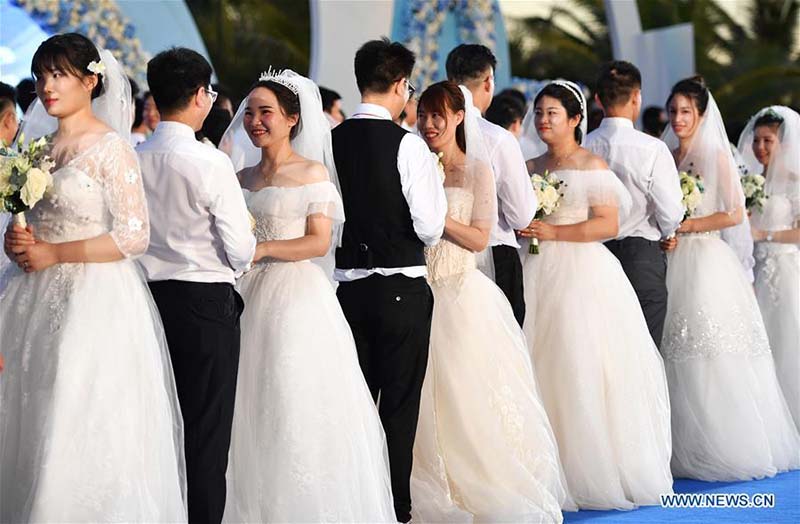 Des cérémonies de mariage de groupe organisées pour les couples nouvellement mariés qui ont participé à la lutte contre le COVID-19