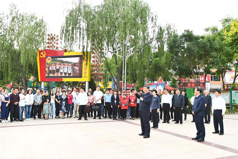 Xi Jinping salue le travail des bénévoles de quartier durant son inspection au Ningxia