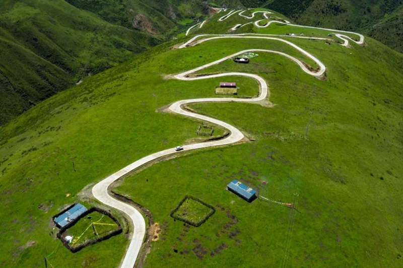 Une autoroute à haute altitude construite sur le pas de porte des bergers 