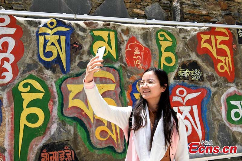Explorez un parc de pétroglyphes dans le Sichuan