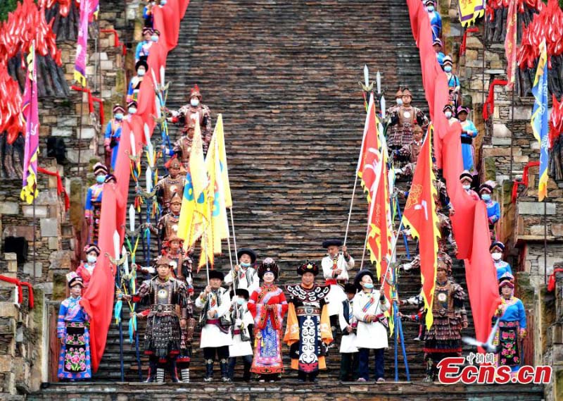 Une cérémonie traditionnelle d'ouverture des portes au Sichuan