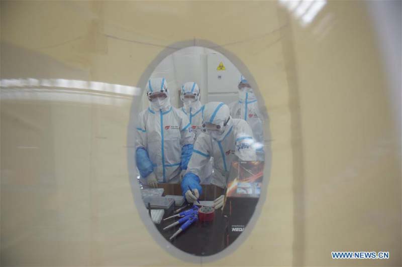 Un laboratoire de test du COVID-19 construit avec une structure gonflable mis en service à Beijing