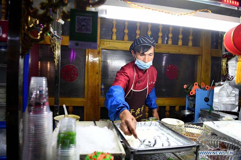 Les marchés nocturnes égayent le sud du Xinjiang