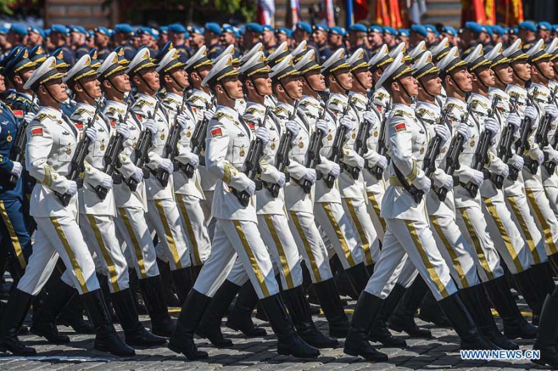 Les gardes d'honneur chinois participent au défilé russe du Jour de la Victoire