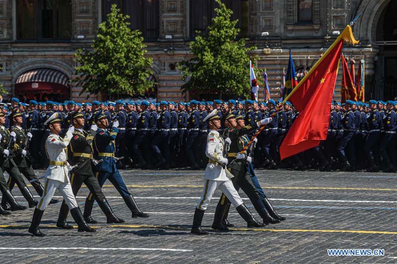 Les gardes d'honneur chinois participent au défilé russe du Jour de la Victoire
