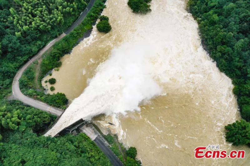 Ouverture des vannes d'un barrage à la suite de fortes pluies dans l'Anhui