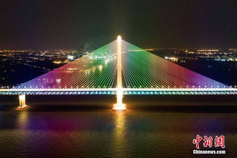 Le pont reliant Nantong et Zhangjiagang ouvre à la circulation 