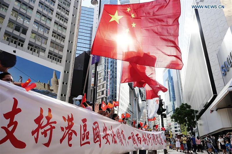 Des citoyens de Hong Kong célèbrent l'adoption de la loi sur la sauvegarde de la sécurité nationale à Hong Kong