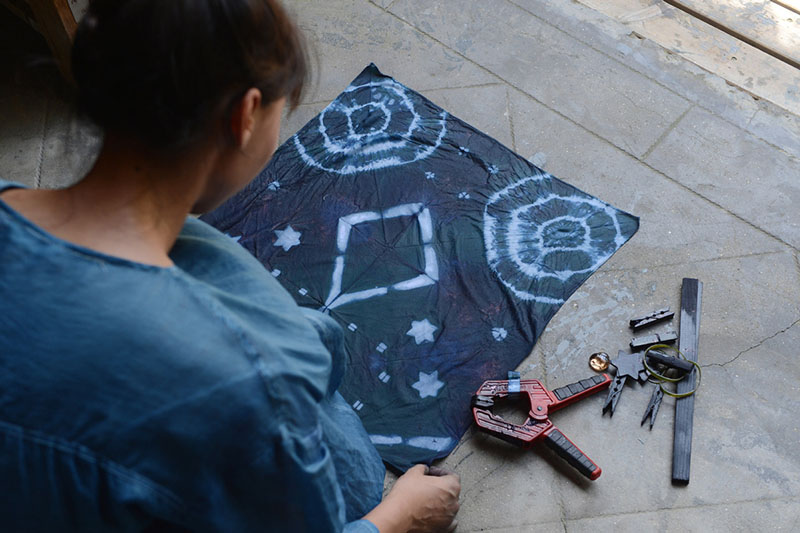 Une femme de la génération post-90 trouve le succès dans les textiles teints